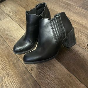 Arizona size 9 black booties